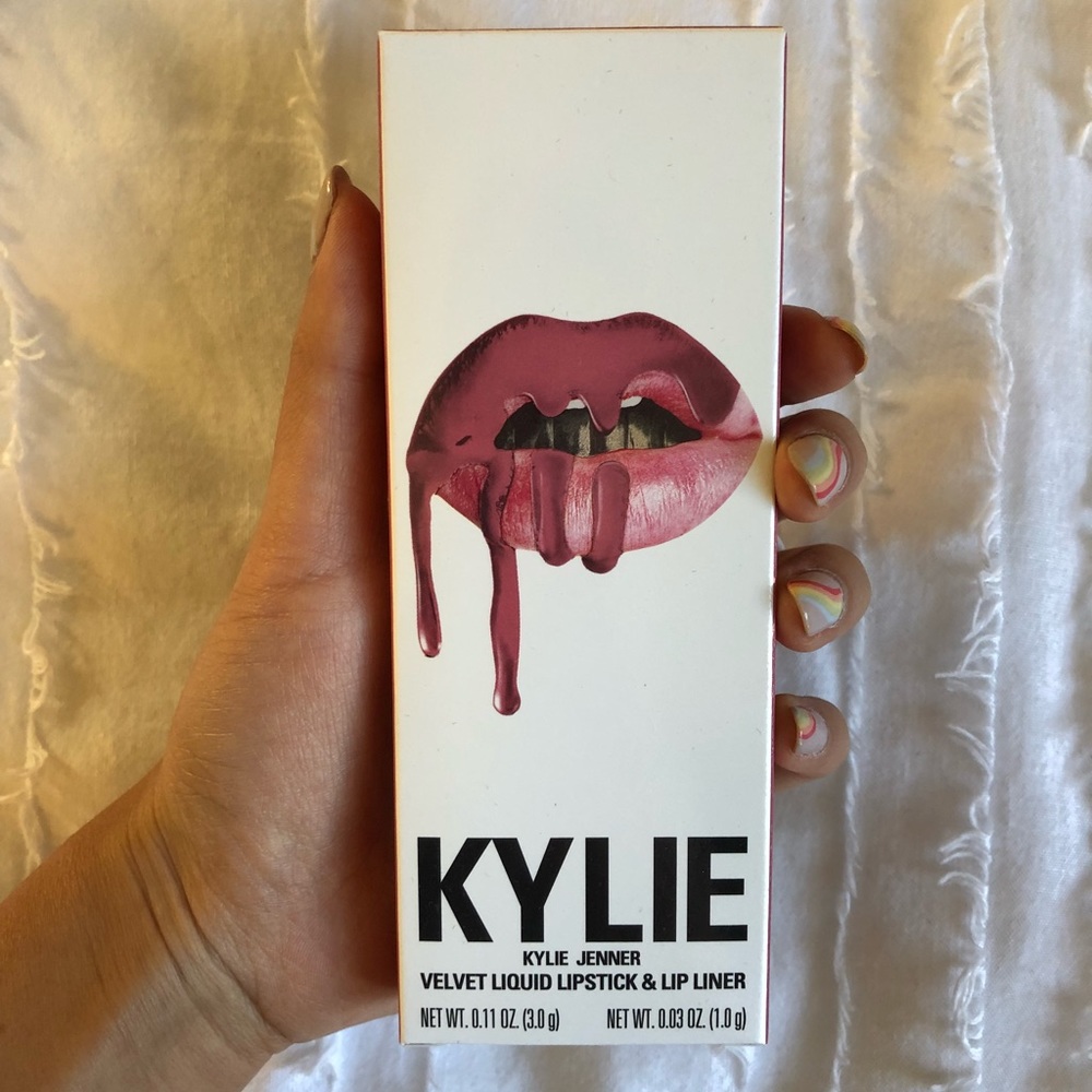 KYLIE LIP KIT - STRAWBERRY CREAM (VELVET LL)